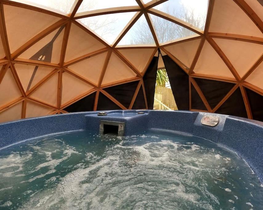 Romantic Treehouse With Hot Tub & Bbq Lodge Praze an Beeble Exterior photo