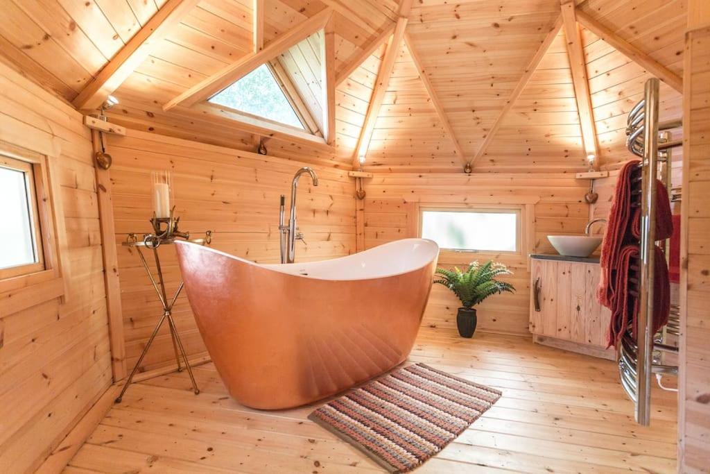 Romantic Treehouse With Hot Tub & Bbq Lodge Praze an Beeble Exterior photo